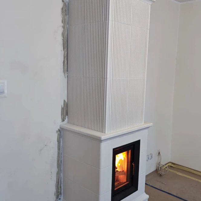 Ponadczasowy piec kaflowy w kolorze białym