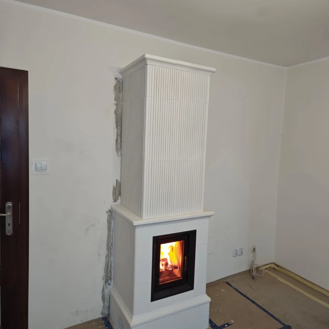 Ponadczasowy piec kaflowy w kolorze białym