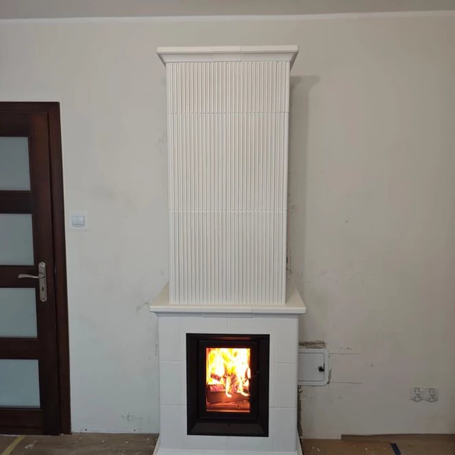 Ponadczasowy piec kaflowy w kolorze białym