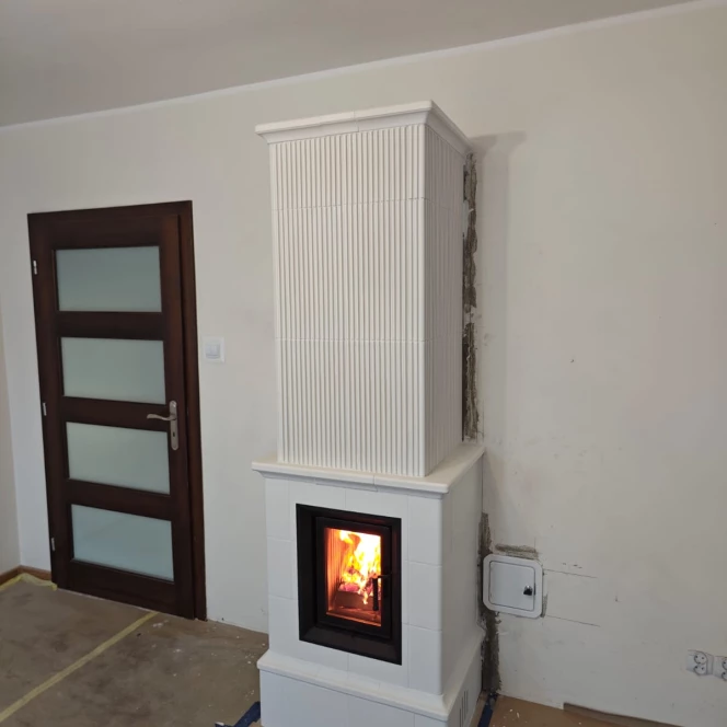 Ponadczasowy piec kaflowy w kolorze białym