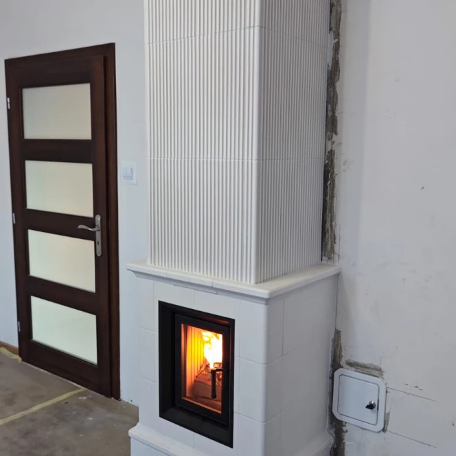 Ponadczasowy piec kaflowy w kolorze białym