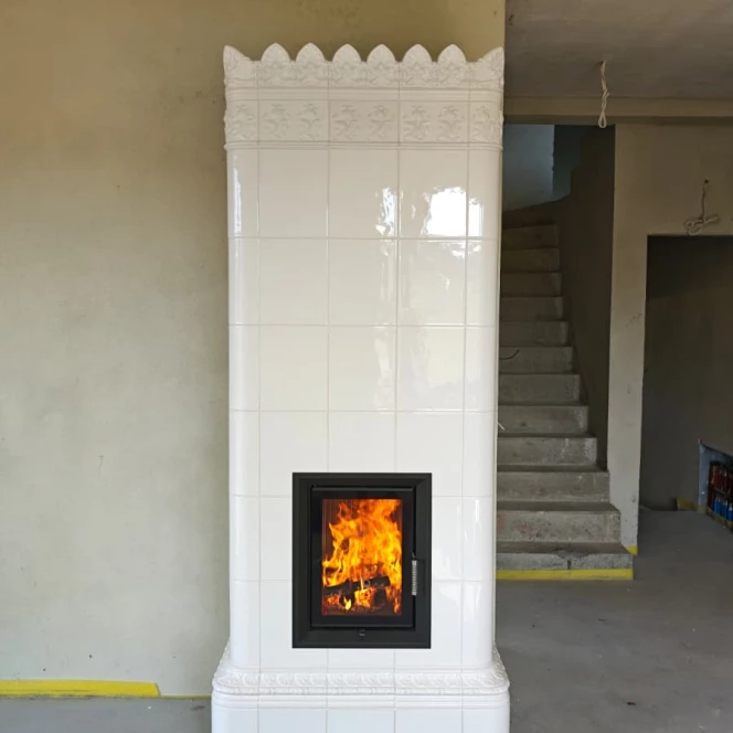 Piec kaflowy BIAŁY z KORONĄ