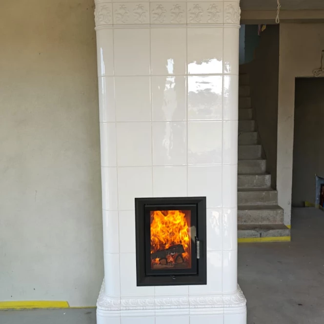 Piec kaflowy BIAŁY z KORONĄ