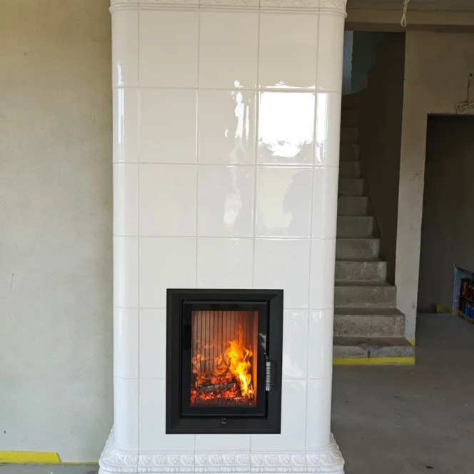 Piec kaflowy BIAŁY z KORONĄ