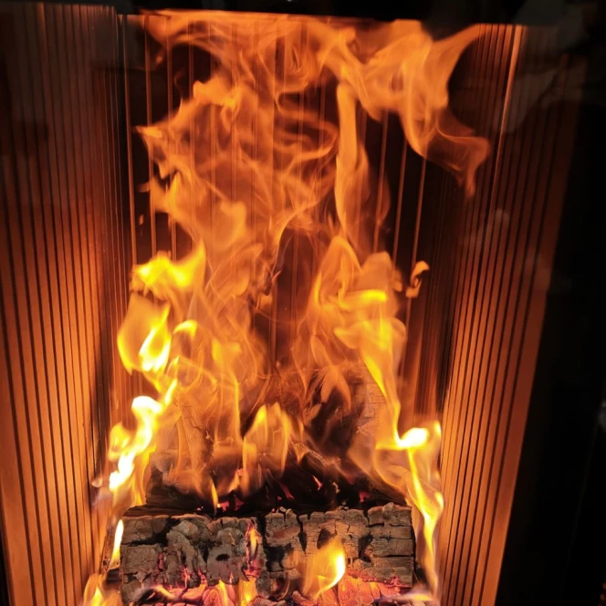 Piec kaflowy w głębokiej zieleni ze zdobieniami