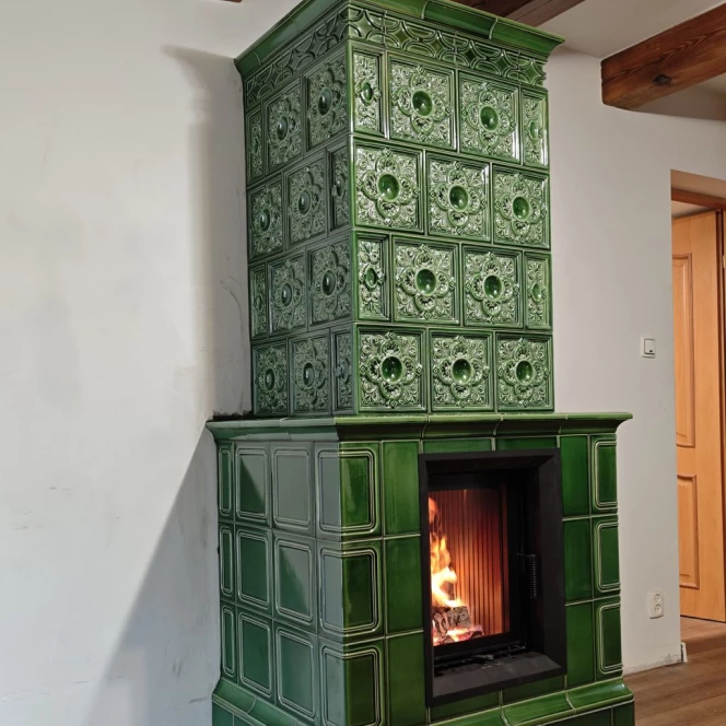 Piec kaflowy w głębokiej zieleni ze zdobieniami