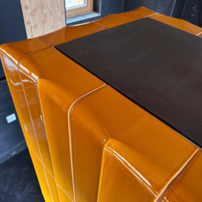 Trójstronny kominek kaflowy w kolorze miodu lipowego