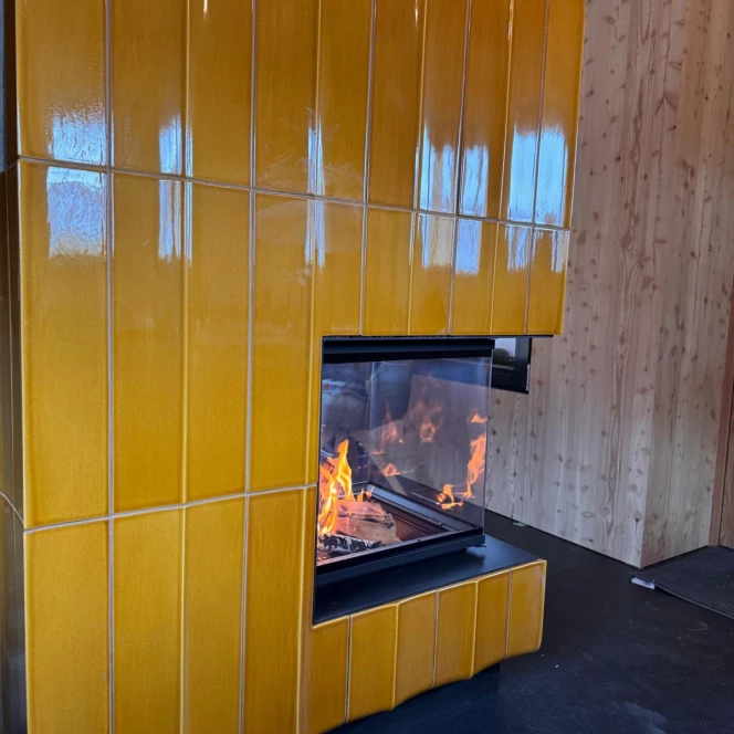 Trójstronny kominek kaflowy w kolorze miodu lipowego