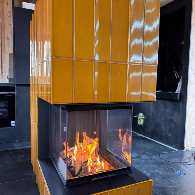 Trójstronny kominek kaflowy w kolorze miodu lipowego