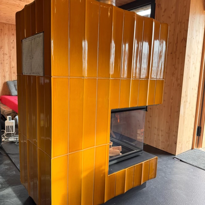 Trójstronny kominek kaflowy w kolorze miodu lipowego