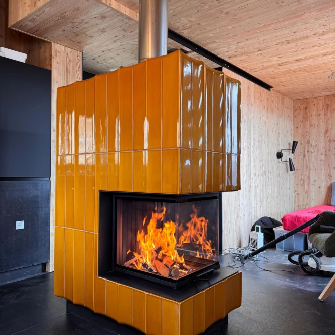 Trójstronny kominek kaflowy w kolorze miodu lipowego