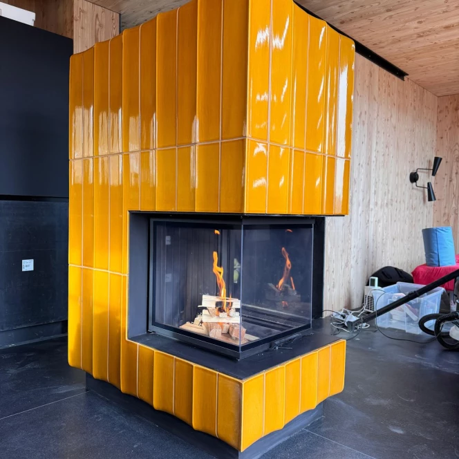 Trójstronny kominek kaflowy w kolorze miodu lipowego