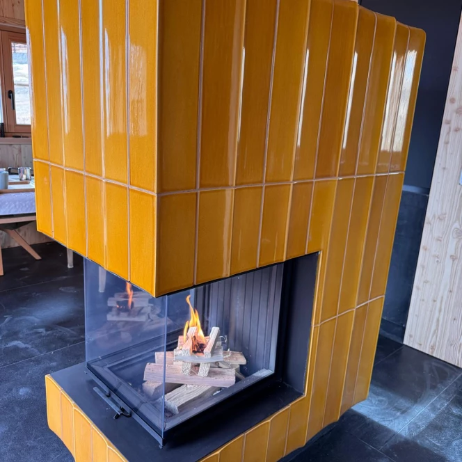 Trójstronny kominek kaflowy w kolorze miodu lipowego
