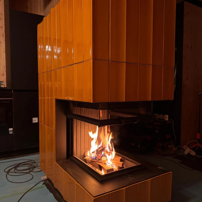 Trójstronny kominek kaflowy w kolorze miodu lipowego