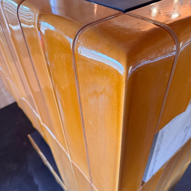 Trójstronny kominek kaflowy w kolorze miodu lipowego