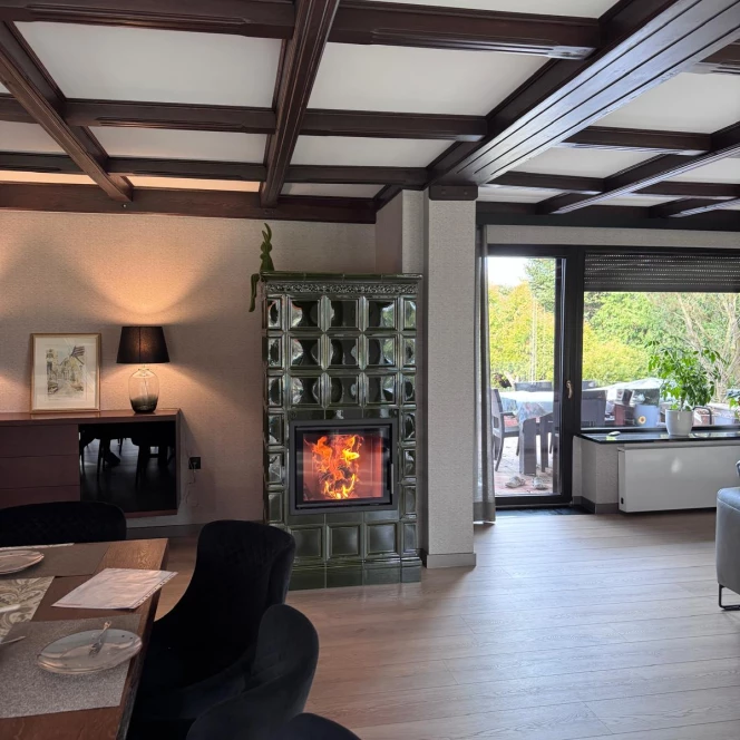 Kominek kaflowy - zieleń transparentna