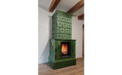 Piec kaflowy w głębokiej zieleni ze zdobieniami