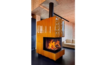 Trójstronny kominek kaflowy w kolorze miodu lipowego